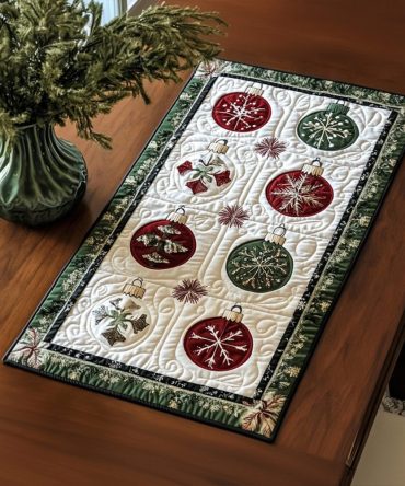 Classic Christmas Elegance Quilted Table Mat - Festive Holiday Placemat For Dinner Parties, Red & Green Seasonal Decor, Easy Care