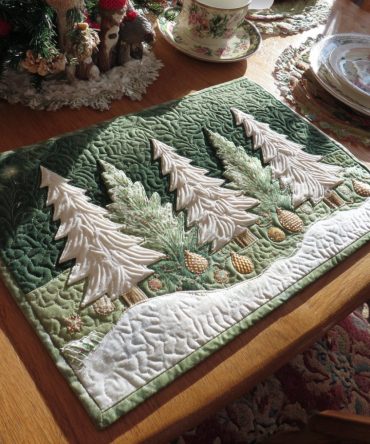 Festive Evergreen Quilted Placemat - Insulated Cotton Holiday Table Mat, Machine-Washable And Durable