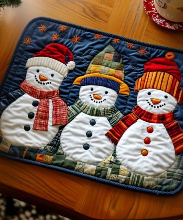 Cozy Snowman Friends Quilted Placemat - Winter Holiday Table Protector, Soft Padded Mat for Festive Dining & Easy Machine Care