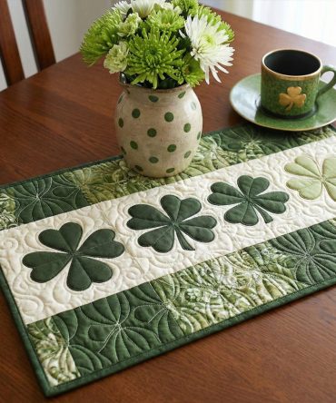 Emerald Grace Quilted Placemat — Luxurious Green Quilted Dining Mat, Soft Cotton Fabric, Elegant Accent for Holiday Feasts & Everyday Entertaining
