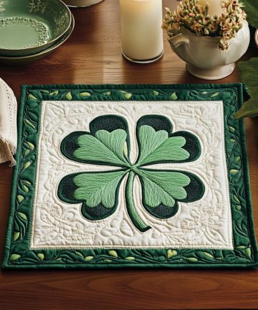 Luxe Emerald Quilted Placemat — Rich Green Table Accent for Upscale Dining, Durable Cotton-Blend, Reversible, Stain-Resistant, Machine-Washable