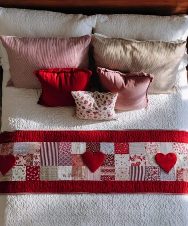 Heart Trail Quilted Bed Scarf - Romantic Patchwork Bed Runner, Soft Cotton-Blend, Reversible Accent For Bedroom, Easy Care