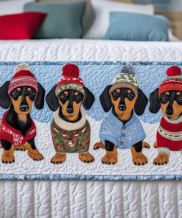 Festive Santa Dachshund Quilted Bed Runner — Holiday Dog-Themed Decorative Throw For Bed & Sofa, Cheerful Seasonal Accent, Fits Most Bed Sizes