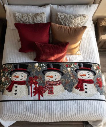 Snowman Holiday Quilted Bed Runner - Charming Snowman & Festive Motifs Bed Scarf, Plush Winter Accent For Cozy Bedrooms