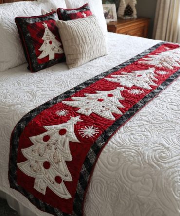 Winter Charm Quilted Bed Scarf — Cozy Snowflake & Pine Motif Bed Runner For Seasonal Elegance, Soft Cotton, Easy Care