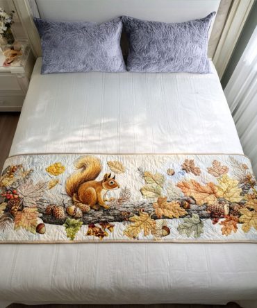 Cozy Woodland Squirrel Quilted Bed Runner - Premium Cotton-Blend Bed Scarf For Rustic Cabin & Fall Bedroom Decor, Lightweight, Machine Washable