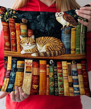 Cat Cozy Nook Quilted Throw Pillow Cover – Plush Cat Motif Decorative Cushion Case For Pet Lovers & Living Rooms (Soft, Easy Care)