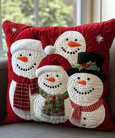 Festive Snowmen Quilted Pillow Cover — Whimsical Christmas Throw Pillowcase For Sofa & Kid-Friendly Holiday Decorating