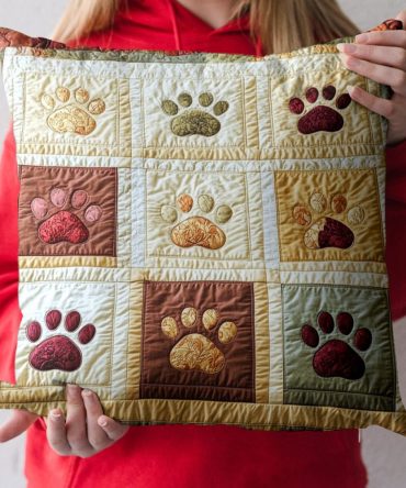 Rustic Paws Quilted Pet-Themed Pillowcase — Cozy Cabin Accent Sham With Playful Paw Motif, Soft Cotton-Blend For Home & Pet Lovers