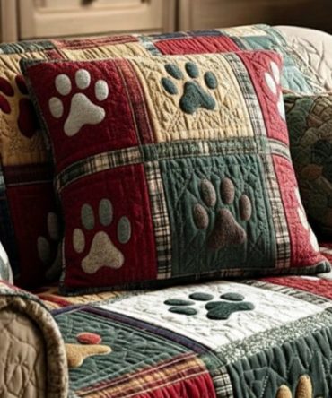 Christmas Paw Quilted Throw Pillow Cover — Festive Pet Paw Design, Cozy Quilting, Durable Cotton-Blend, Hidden Zipper, Machine-Washable Holiday Accent