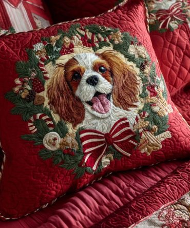 Regal King Charles Wreath Quilted Pillow Cover — 18X18In Classic Floral Crest Throw, British-Inspired Holiday & Everyday Decorative Accent