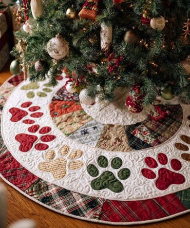 Cozy Paw Quilted Holiday Tree Skirt — Soft Paw-Accent Christmas Tree Skirt, Snug Quilted Base For Pet-Friendly Seasonal Decor