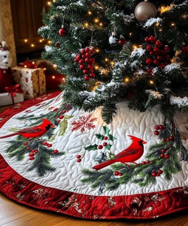 Festive Foliage Quilted Christmas Tree Skirt — Leaf-Inspired Quilted Holiday Skirt For Natural, Stylish Tree Base Coverage And Seasonal Styling