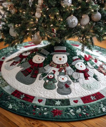Green Cozy Snowmen Quilted Christmas Tree Skirt — Plush Green Snowman Design, Premium Quilted Tree Base Cover, Soft Backing & Easy Tie Closure, Machine Washable
