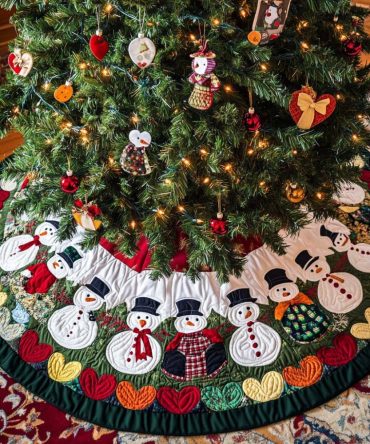 Heartfelt Snowmen Quilted Tree Skirt — Cozy Embroidered Snowmen, Soft Padding & Cheerful Holiday Base Decor For Christmas Trees