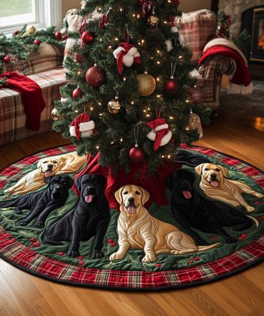 Holiday Retriever Quilted Tree Skirt — Retriever Dog Christmas Tree Skirt For Cozy, Pet-Friendly Holiday Decorating