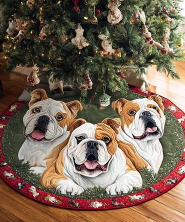 Durable Quilted Loyal Bulldog Christmas Tree Skirt — Pet-Themed Holiday Decor, Machine Washable & Floor-Safe Soft Backing