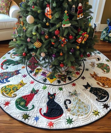 Mistletoe Meows Quilted Christmas Tree Skirt — Romantic Cat-Themed Quilted Tree Skirt, Charming Holiday Decor & Gift Idea