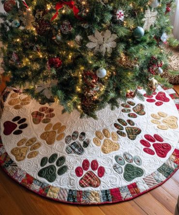 Plaid Paws Quilted Holiday Tree Skirt — Buffalo Check & Paw-Print Christmas Tree Skirt, Festive Pet-Friendly Quilted Décor