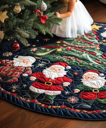 Santa Delight Quilted Christmas Tree Skirt — Joyful Santa Scenes With Plush Quilting For Warm & Festive Holiday Styling