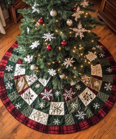 Snowflake Charm Quilted Tree Skirt — Elegant Winter Snowflake Patchwork For Christmas Trees, Lightweight Quilted Skirt, Machine-Washable & Gift-Ready