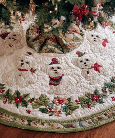 Premium Quilted Snowy Maltese Paws Christmas Tree Skirt — Festive Pet-Themed Holiday Décor, Soft Cozy Finish