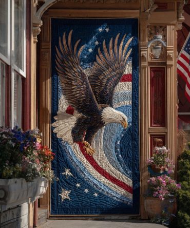 Colonial Compass Quilted Door Cover — Heritage-Inspired Compass Motif, Quilted Insulating Door Panel For Classic Patriotic Style