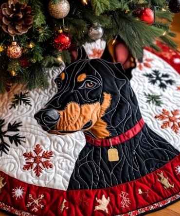 Winter Doberman Sentinel Quilted Christmas Tree Skirt - Protective Dog Design, Quilted Holiday Mat For Modern & Pet-Friendly Décor