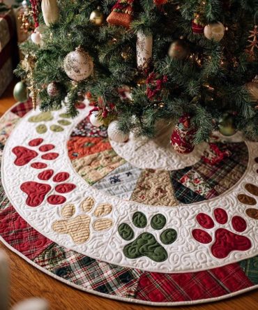 Paw Print Christmas Tree Skirt — Handmade Cozy Pet-Themed Holiday Tree Collar, Customizable Size, Plush Fabric, Machine-Washable & Gift