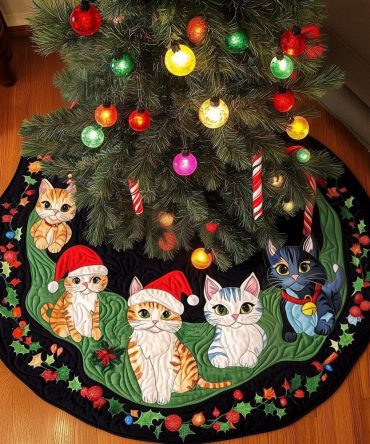 Adorable Kitten Christmas Tree Skirt - Kittens In Santa Hats With Ivy Motif, Custom Handmade Festive Tree Collar